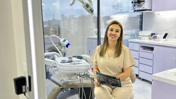 Dra. Diana Benavides – Odontología Estética e Implantes Dentales